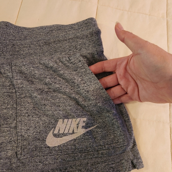 Nike Women's Heathered Gray Knit Logo Shorts Size Medium EUC Pockets - Picture 2 of 9